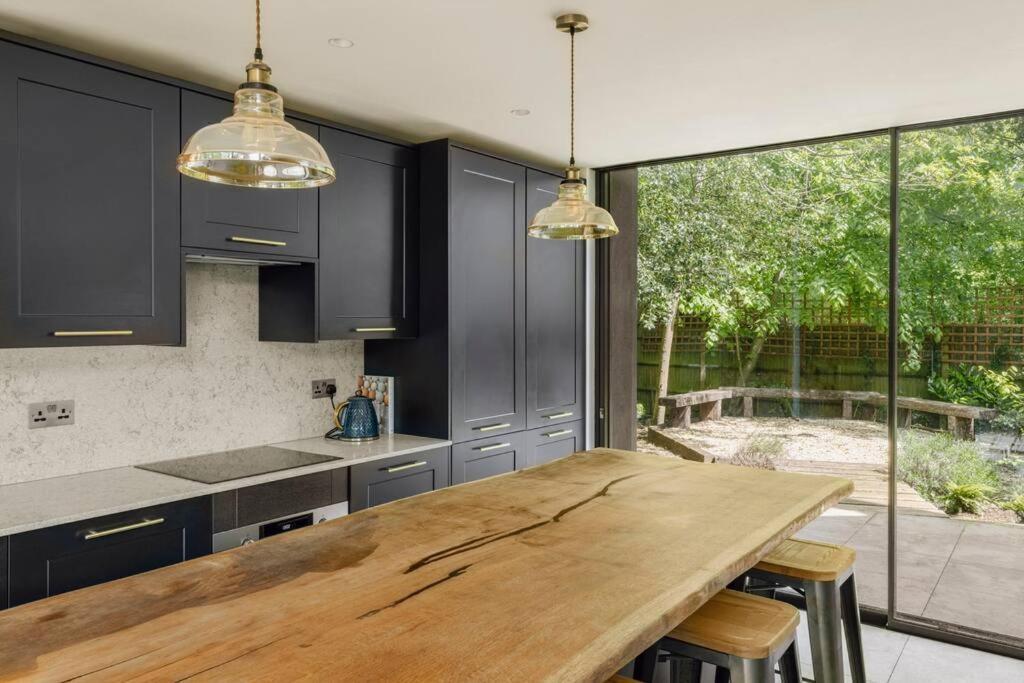 Parea Living - Spacious North House With Big Garden Londra