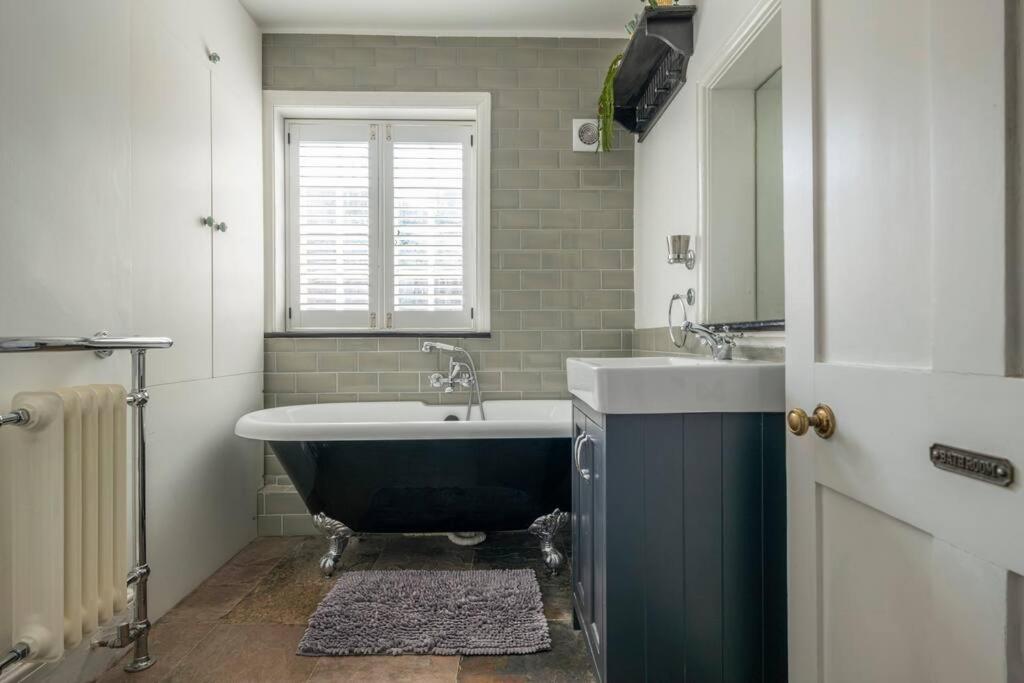 Parea Living - Spacious North House With Big Garden * Londra