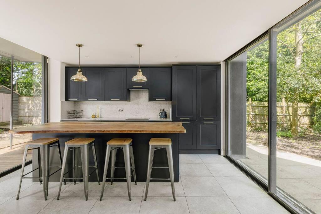 Parea Living - Spacious North House With Big Garden Londra